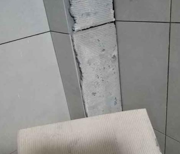 青海瓷砖空鼓维修公司分享下厨房瓷砖脱落的补救措施。